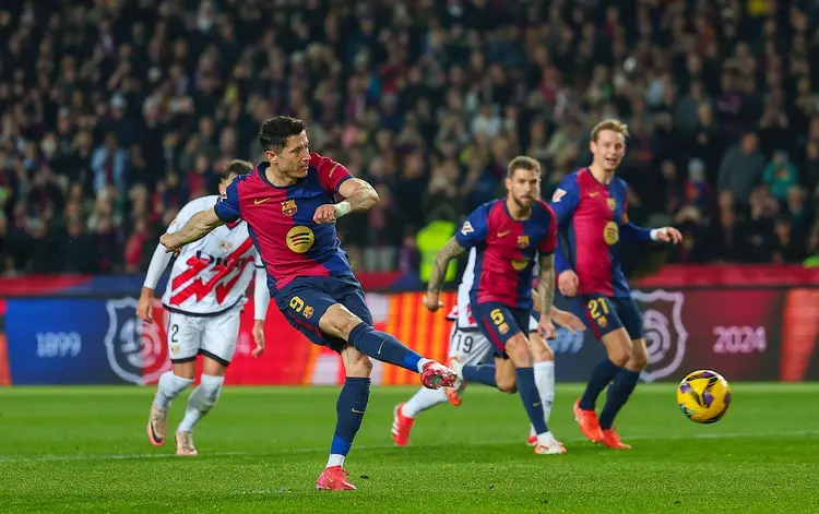 爱游戏体育-从莱万多夫斯基迎来十五赛季高光表现到拉齐奥赛前扳平良机，波尔图国际比赛日调整名单